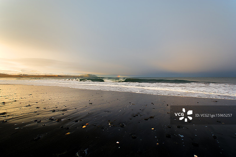 冰岛斯奈山半岛奥拉夫斯维克的日落海景图片素材