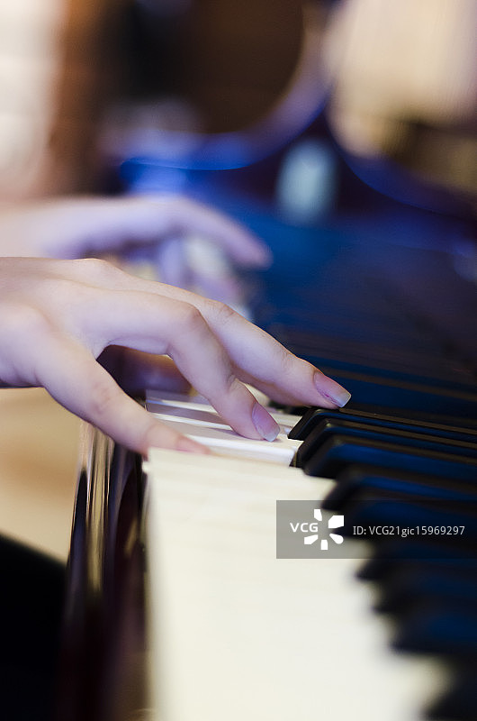 弹钢琴图片素材