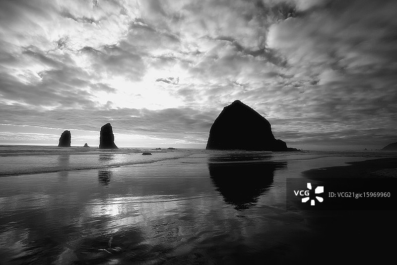 炮弹海滩日落图片素材