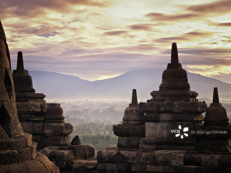 清晨的婆罗浮屠寺庙图片素材