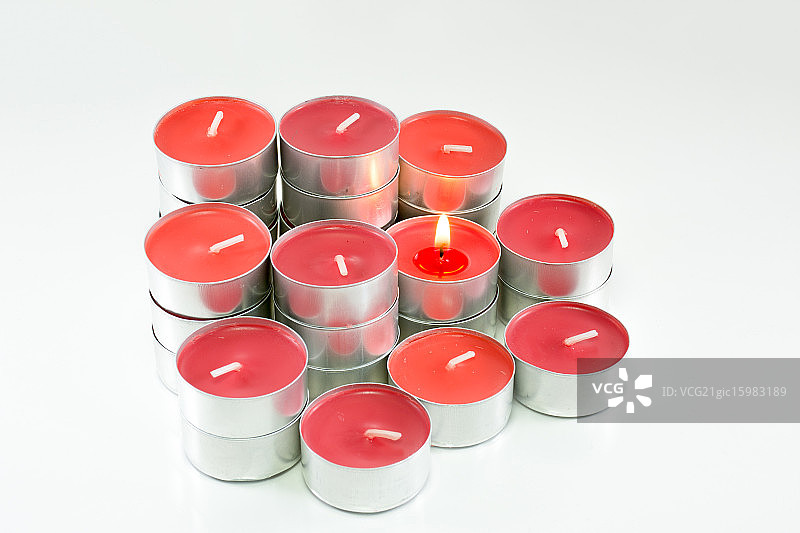 白色背景上的红色蜡烛图片素材