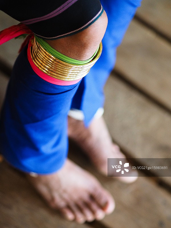 长颈族妇女的腿部铜环图片素材