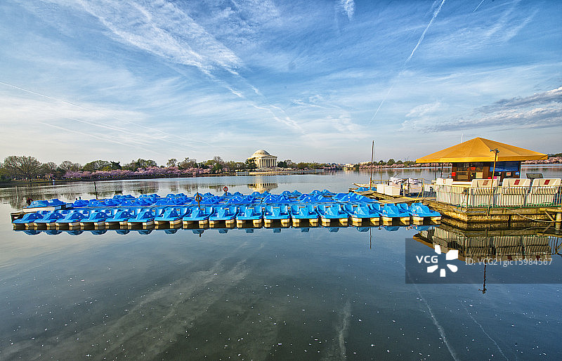 等待游客的脚踏船图片素材