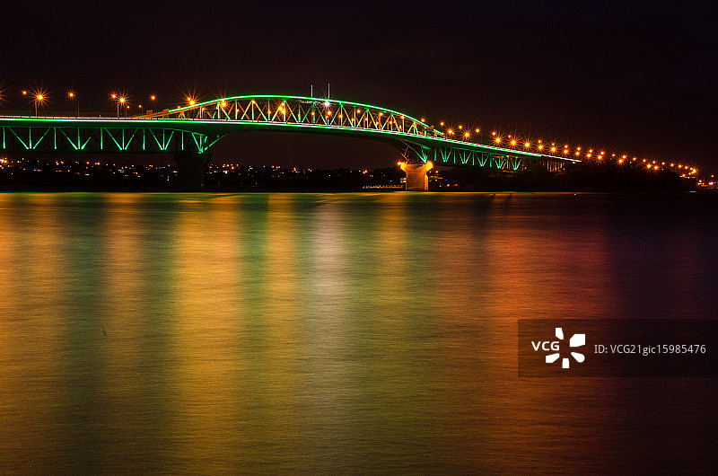灯光下的奥克兰海港大桥图片素材