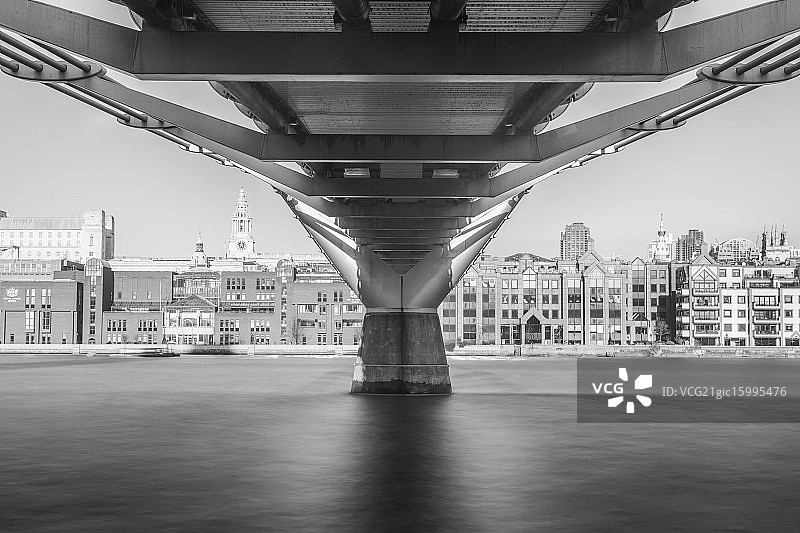 千禧桥之下图片素材