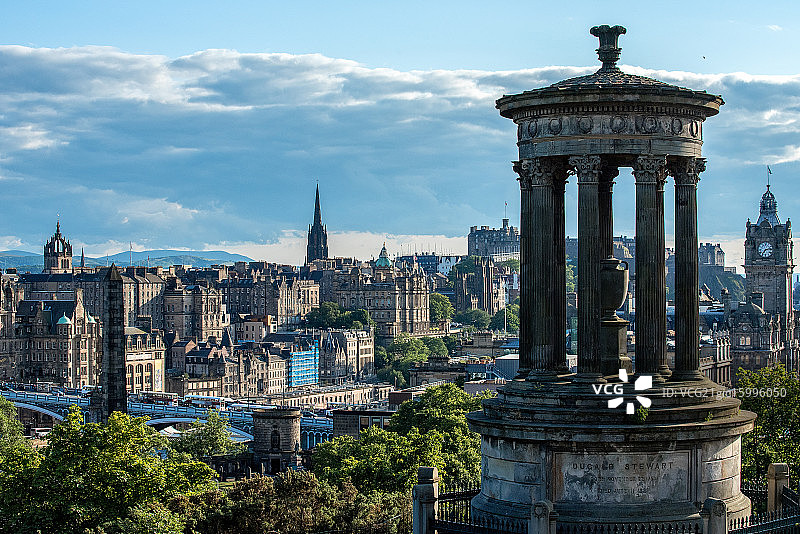 从卡尔顿山俯瞰爱丁堡图片素材