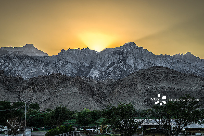 落日中的孤松峰图片素材