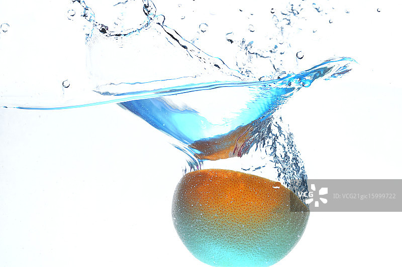 橙子在流动的水中图片素材