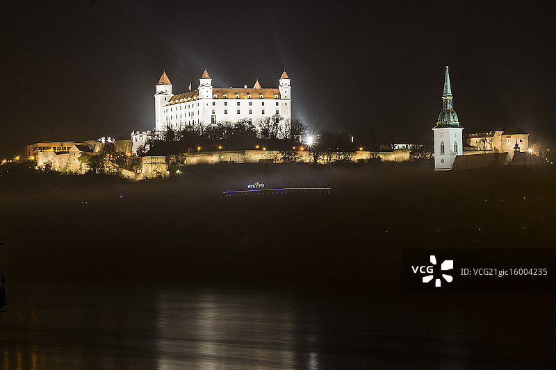 雾中的布拉迪斯拉发图片素材