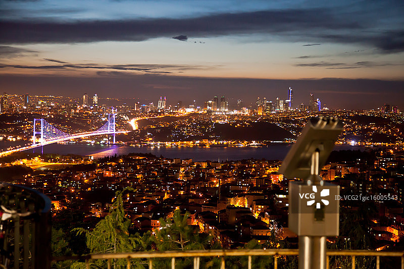 夜幕下的博斯普鲁斯海峡大桥图片素材