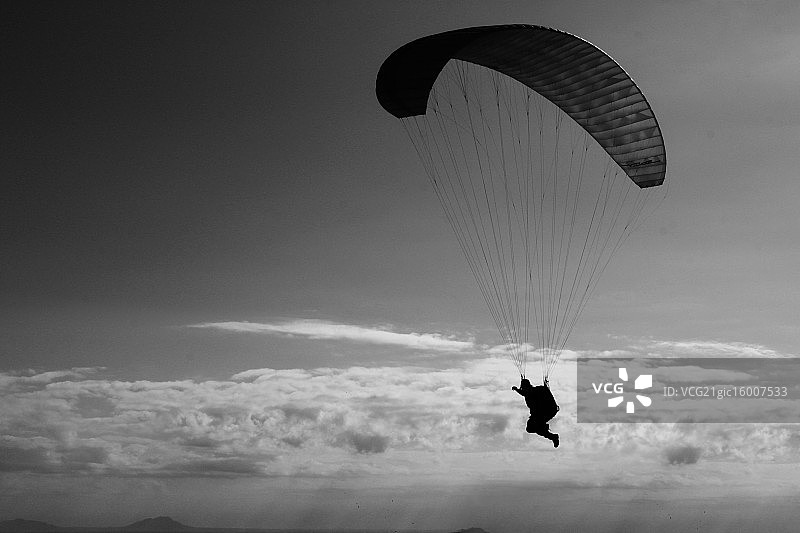在天空中飞行图片素材