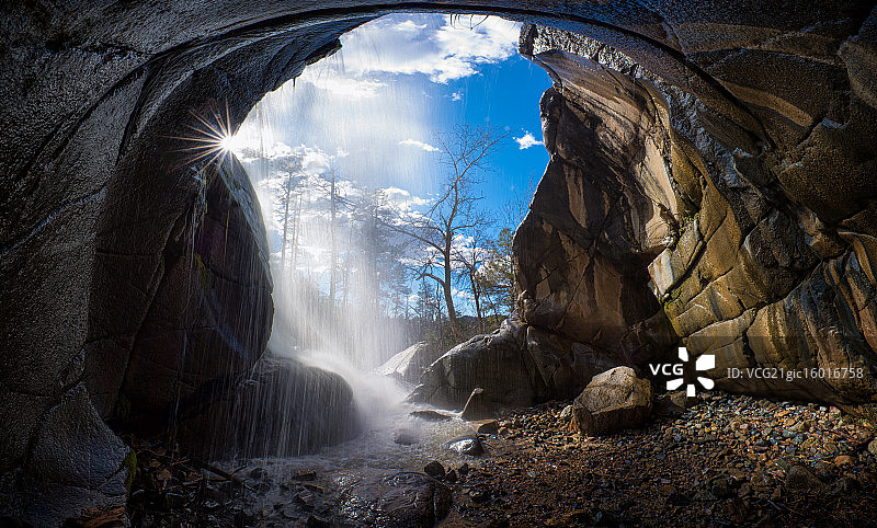 狼溪瀑布后图片素材