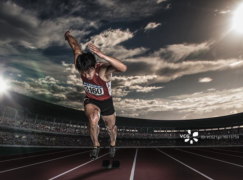 在跑道上奔跑的日本运动员图片素材