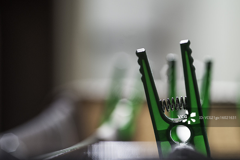 木钉和线条图片素材