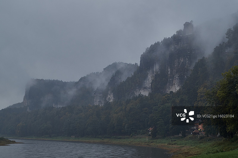 雾蒙蒙的砂岩图片素材