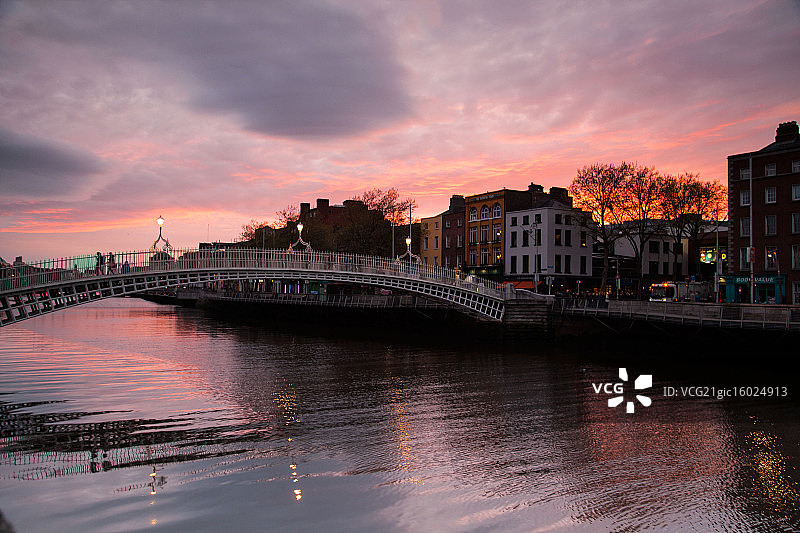 半便士桥的日落图片素材