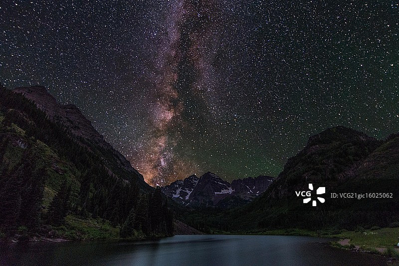 夜晚的栗色钟山图片素材