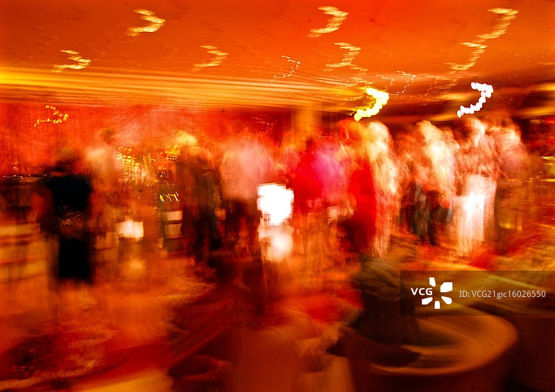 舞池中的模糊身影图片素材
