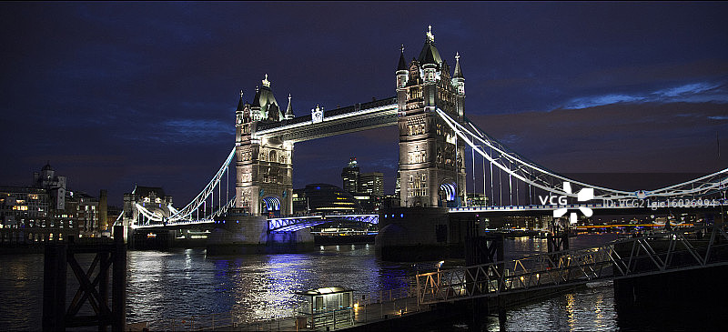 日落后的伦敦塔桥图片素材