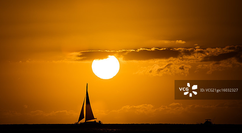 在日落中航行图片素材