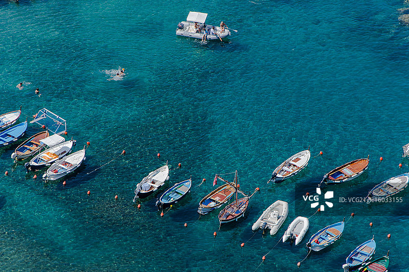 在意大利五渔村国家公园蒙特罗索清澈水域漂流的船只图片素材