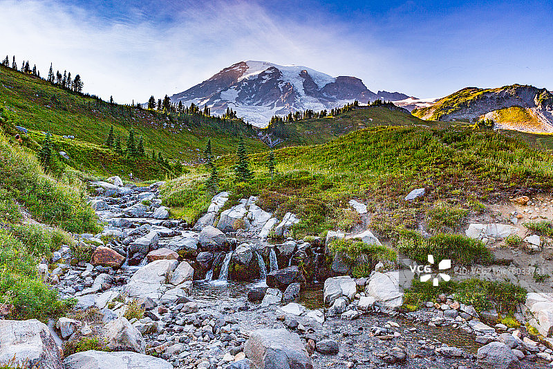雷尼尔山上的默特尔瀑布景观图片素材