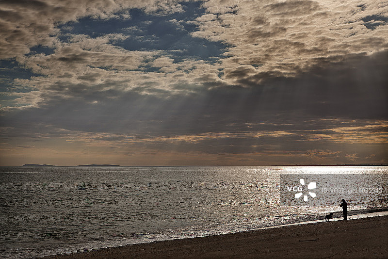 与人类最好的朋友一起钓鱼图片素材