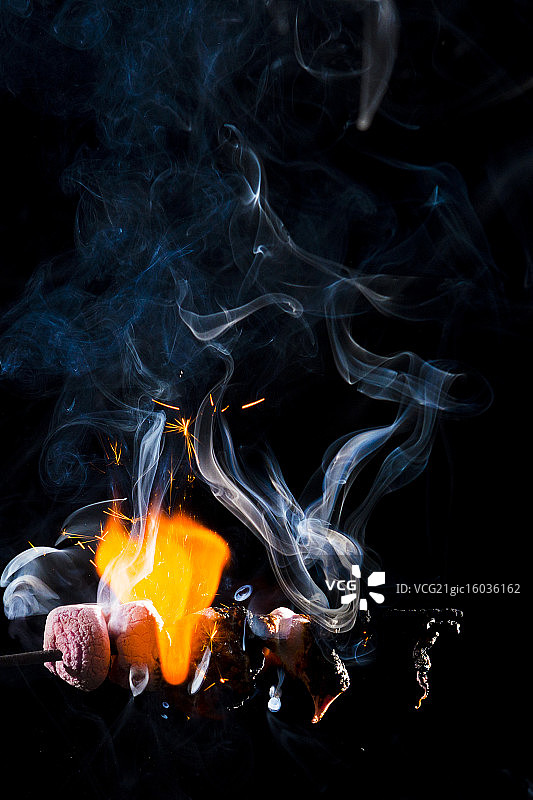 燃烧的粉色棉花糖图片素材