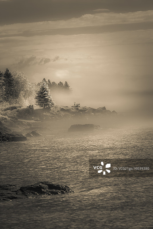 雾气蒙蒙的大风苏必利尔湖图片素材
