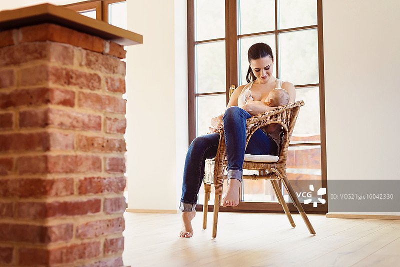 母亲给她的宝宝喂母乳图片素材