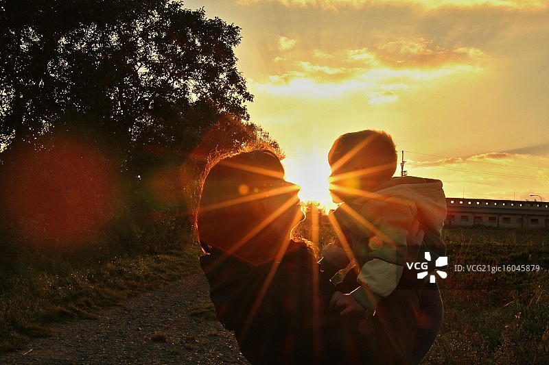 阳光下的吻图片素材
