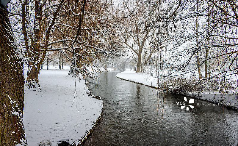 白雪覆盖的英式花园图片素材