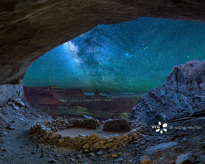 美国犹他州峡谷地国家公园银河下的虚假基瓦图片素材
