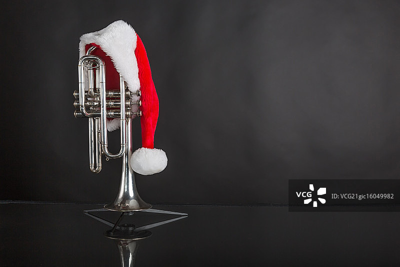 戴圣诞帽的银色短号图片素材