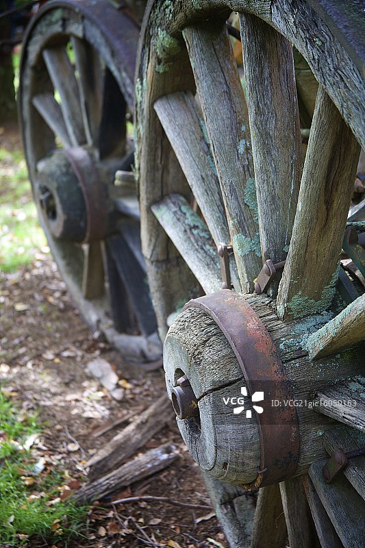 两个马车轮图片素材
