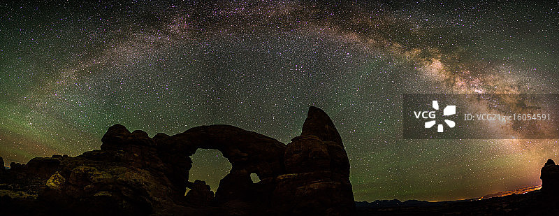 拱门中的银河核心图片素材