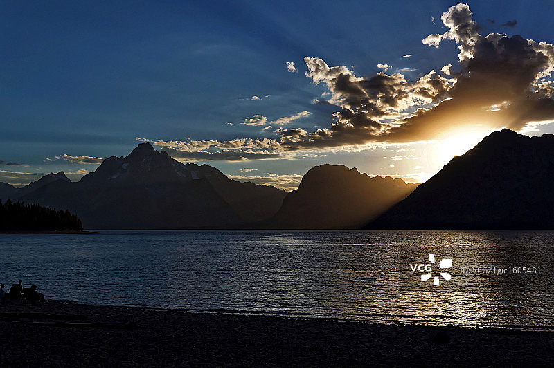 杰克逊湖上的日落光束图片素材