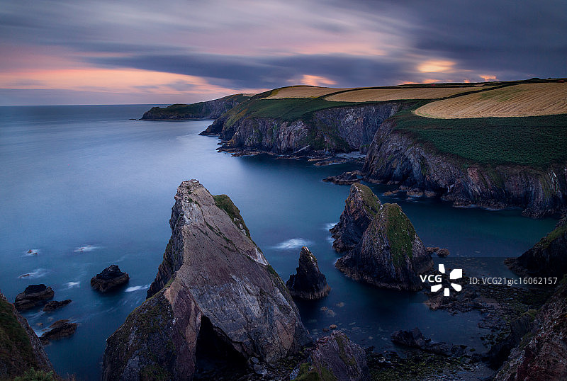 日落时分的诺霍瓦尔海湾海蚀柱图片素材