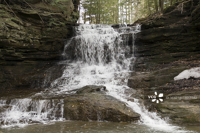 俄亥俄州米尔伍德的蜜径瀑布图片素材