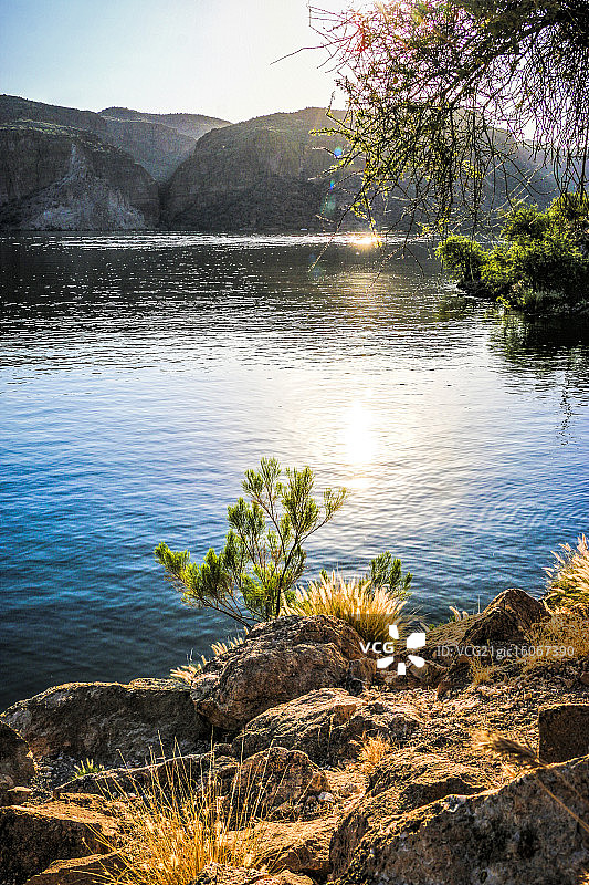 穿越峡谷湖图片素材