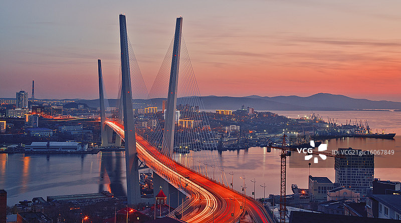 日落下的金角湾大桥，俄罗斯符拉迪沃斯托克图片素材