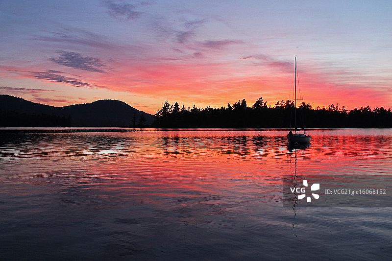 日出时分的斯夸姆湖图片素材