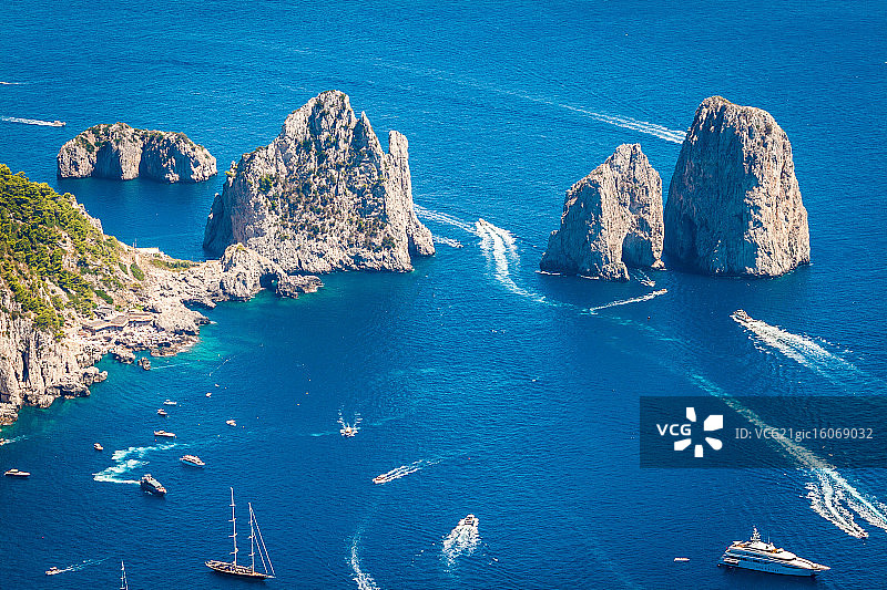 卡普里岛，船只和法拉廖尼图片素材