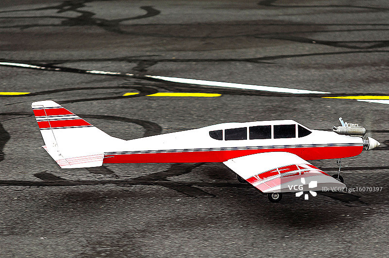 起飞中的模型飞机图片素材