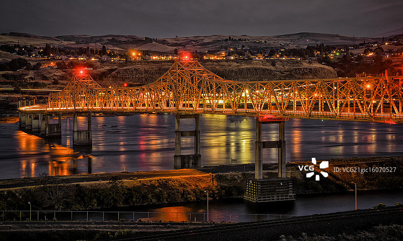 哥伦比亚河上的灯光图片素材