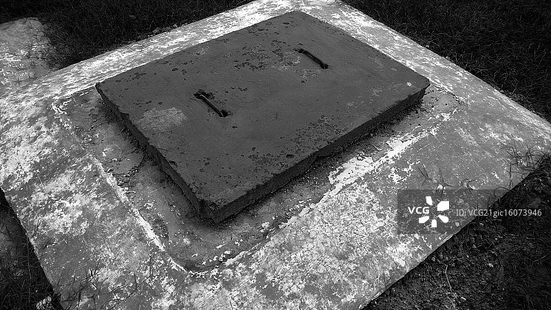 黑白井盖图片素材