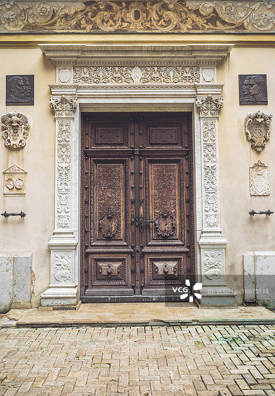 锡纳亚佩莱斯城堡大门图片素材