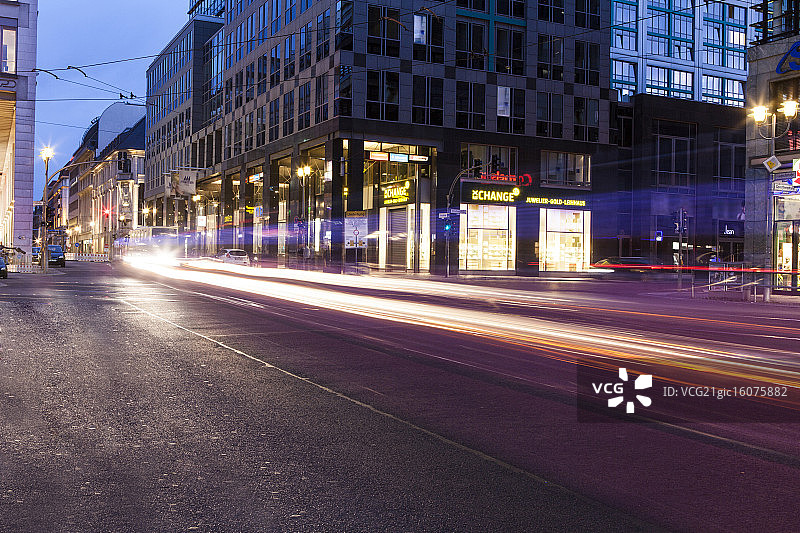 德国柏林夜晚的道路图片素材
