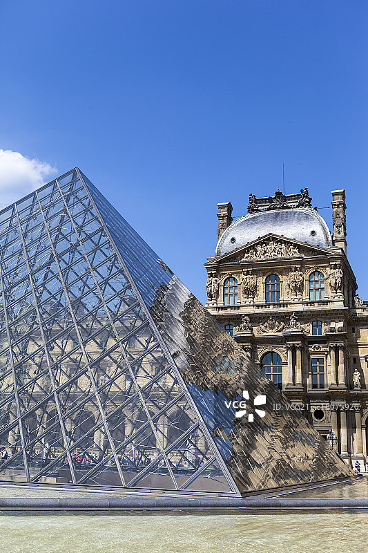 Glass pyramid and Louvre, Paris, France图片素材
