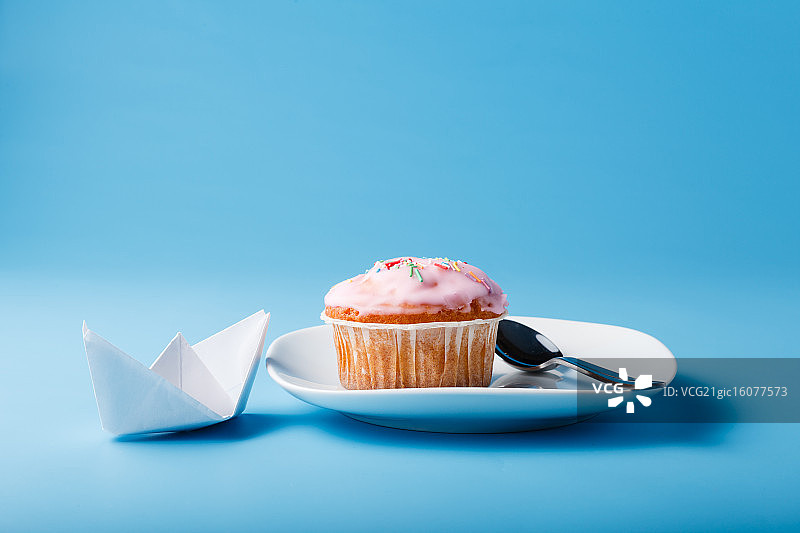带纸船的玛芬蛋糕图片素材